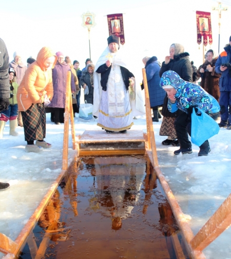 Крещение. Умывание водой из купели. Лаишево. ФОТОГАЛЕРЕЯ