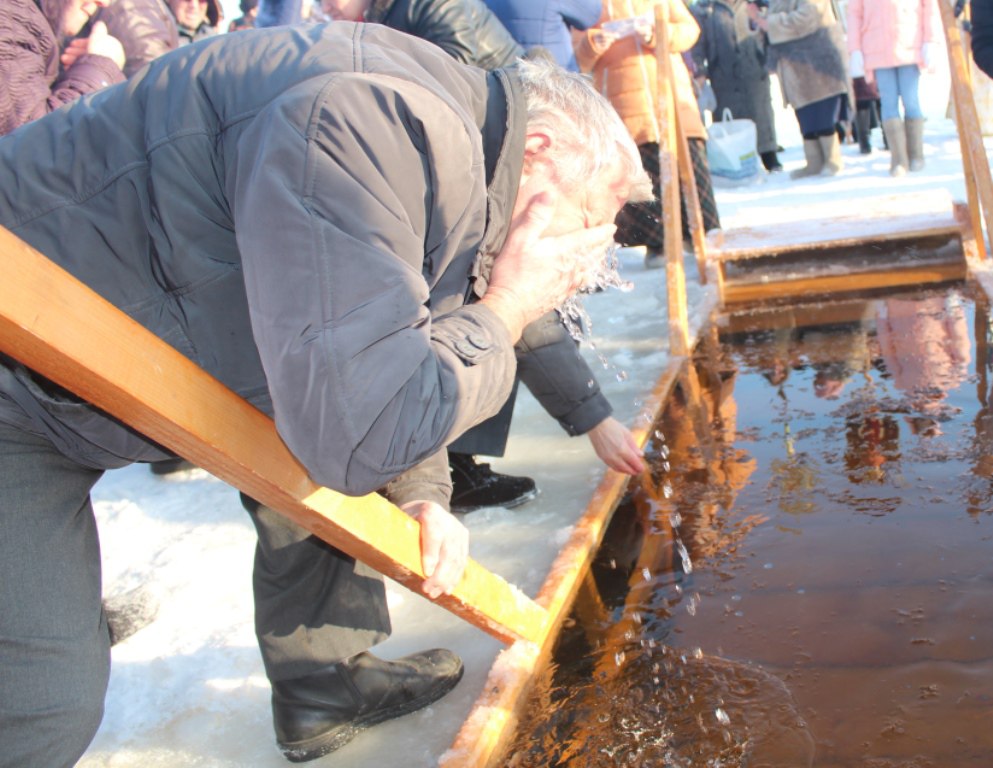 Крещение. Умывание водой из купели. Лаишево. ФОТОГАЛЕРЕЯ