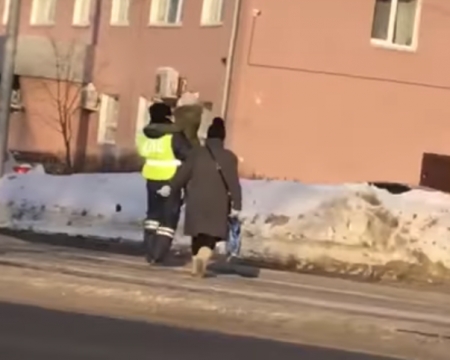 В Казани инспектор ГИБДД перенес малышку на руках через дорогу