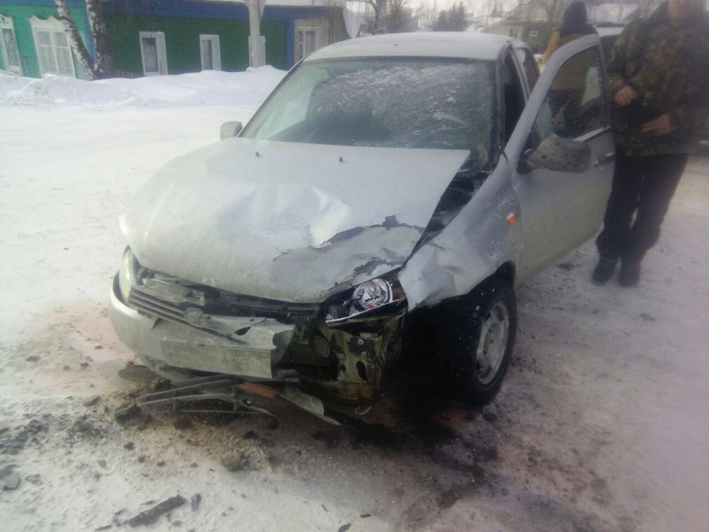 Сегодня, 22 февраля, в Лаишеве в результате ДТП в «Водолей» врезалась машина