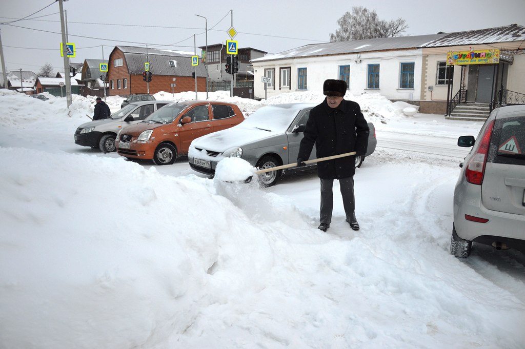 В Лаишеве ликвидируют последствия вновь начавшихся снегопадов