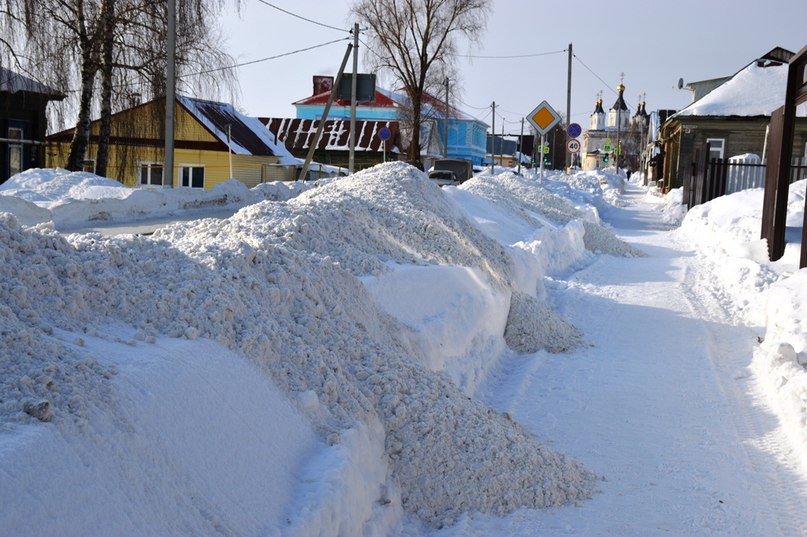 Продолжается уборка снега в Лаишеве