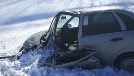 В аварии на зимней дороге погиб человек, еще двое ранены