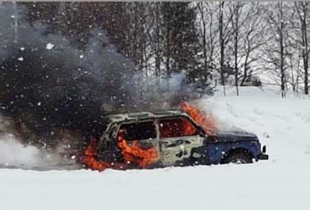 В лаишевском районе горит автомобиль 
