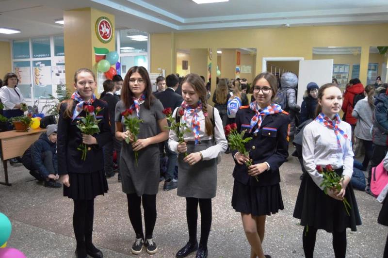 Учащиеся Столбищенской школы поздравили педагогов с 8 Марта