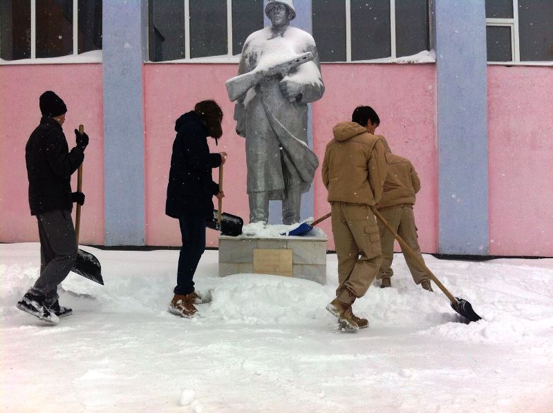 Лаишевские юнармейцы ухаживают за памятником героям войны