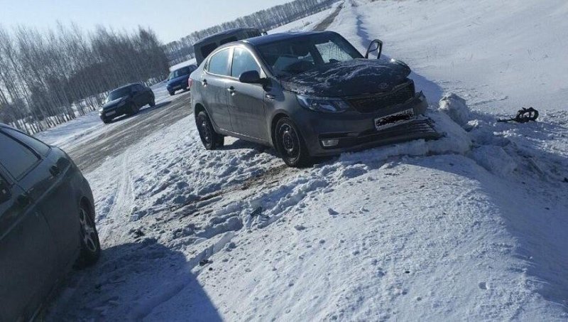 В аварии на зимней дороге погиб человек, еще двое ранены