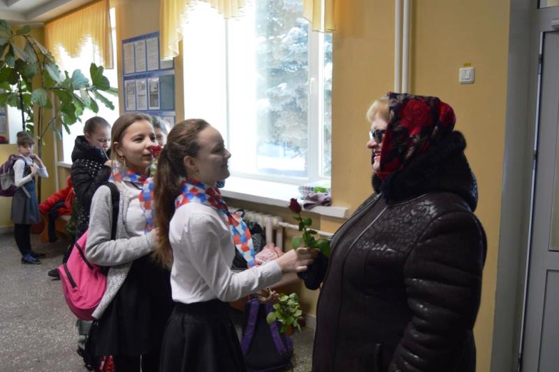 Учащиеся Столбищенской школы поздравили педагогов с 8 Марта