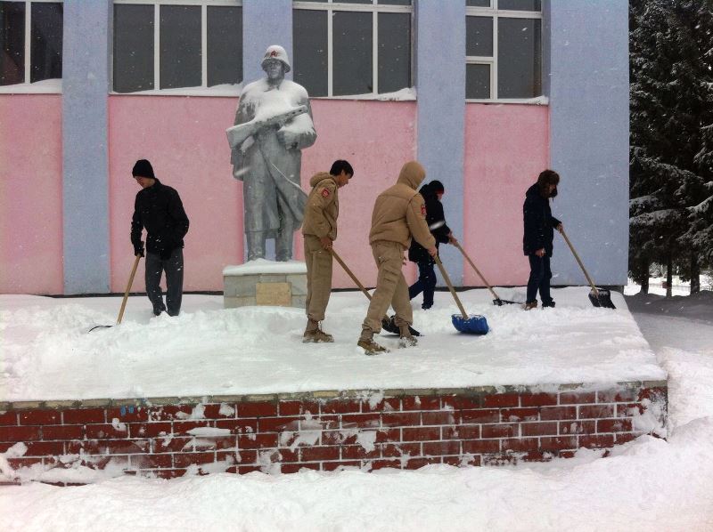Лаишевские юнармейцы ухаживают за памятником героям войны