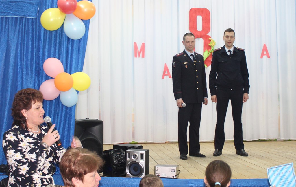 Лаишевские полицейские поздравляют с 8 Марта. ВИДЕО