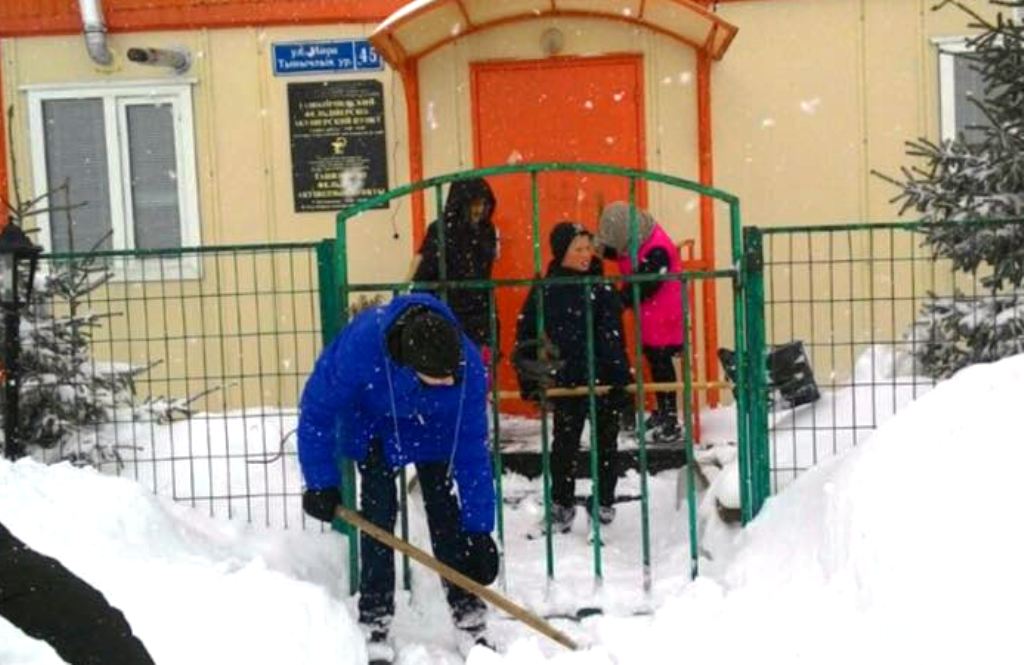 Волонтеры освободили ФАП из снежного плена
