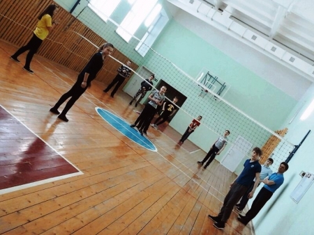 Ученики Никольской школы соревновались на волейбольной площадке