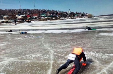 Недалеко от Верхнего Услона рыбаки провалились под лед