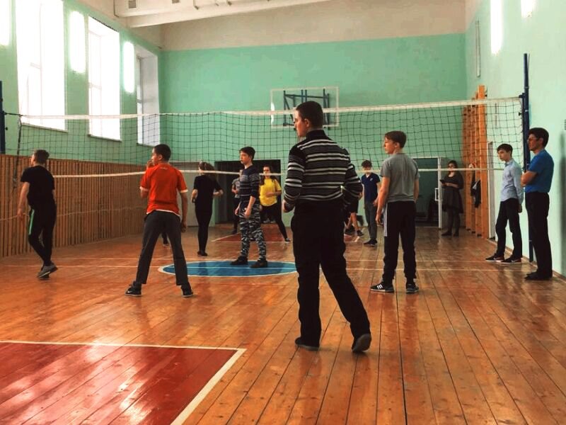 Ученики Никольской школы соревновались на волейбольной площадке