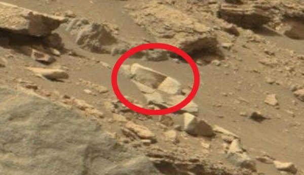 Уфологи нашли сотовый телефон с черепом на Марсе