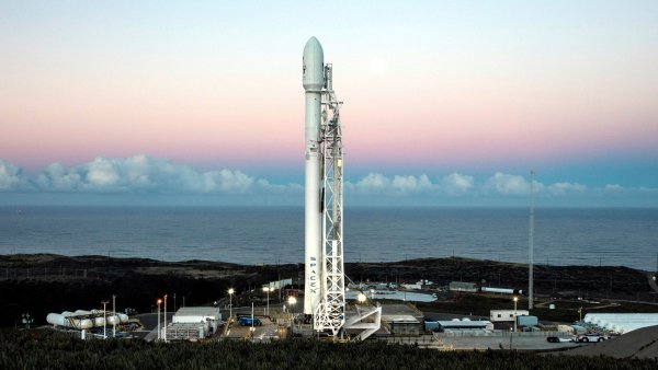 SpaceX внезапно отложила запуск ракеты-носителя Falcon 9 со спутниками