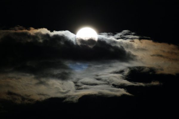 Учёные раскрыли тайны возникновения лунных облаков