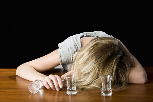 Специалисты: Лесбиянки чаще страдают от алкогольной зависимости