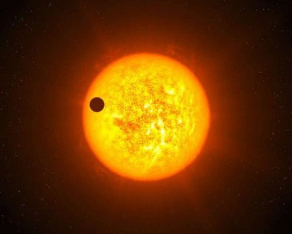 Уфологи заметили у Солнца качающий плазму НЛО размером с Юпитер
