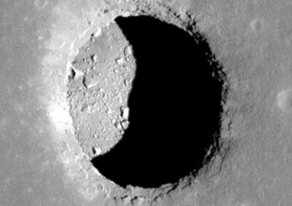 Уфологи обнаружили вход в базу пришельцев в безымянной горе на Луне
