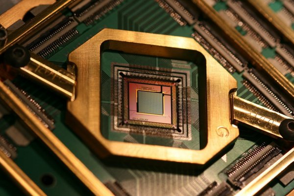 Австралийские ученые смогли создать «рацию» для квантовых чипов