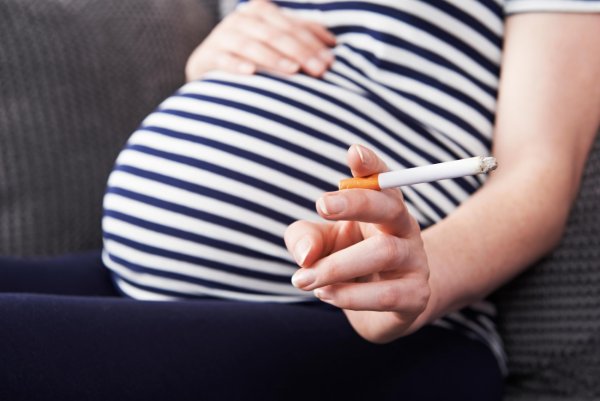 Учёные: Курящие матери чаще рожают детей с косоглазием