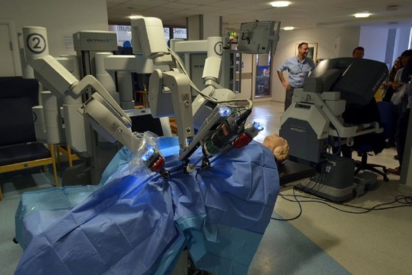 Когда платить не надо: В Украине робот впервые удалил раковую опухоль