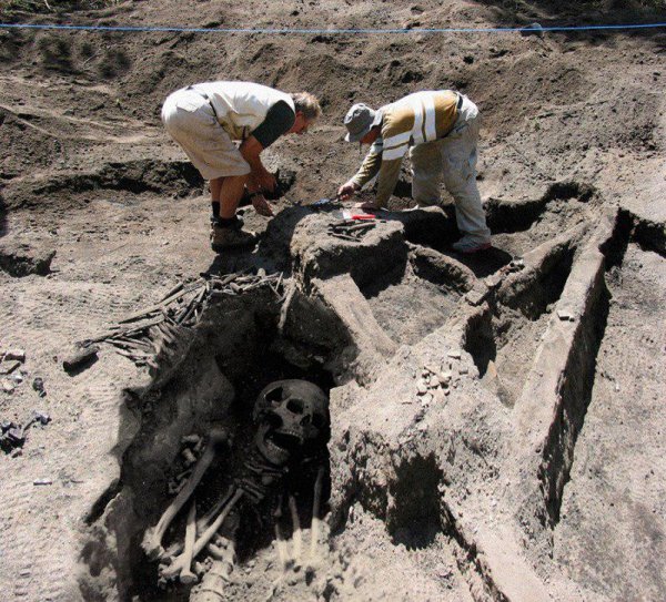 Найдена раса Атлантов: Археологи откопали скелет 5-метрового великана в Сибири