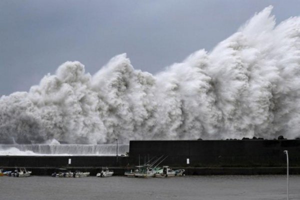 «Белый убийца»: Супертайфун «Лекима» опустошает Китай и надвигается на Россию