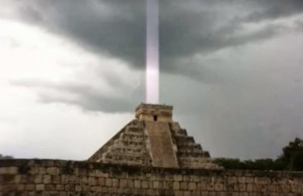 Пирамиды майя примагнитили метеорит: 25-метровая «бомба» летит к Земле