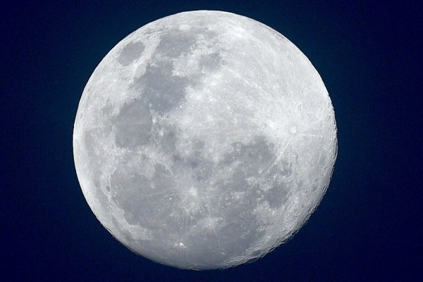 Астроном впервые в истории человечества сфотографировал обратную сторону Луны