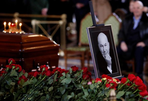 Загадка смерти Лужкова: политик сам навлёк на себя проклятье, рассказал экстрасенс