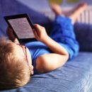 Дети усваивают больше от чтения бумажных книг, чем электронных